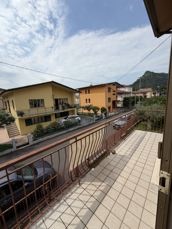 Casa singola formata da due unità immobiliari distinte e autonome, con grande giardino di pertine...