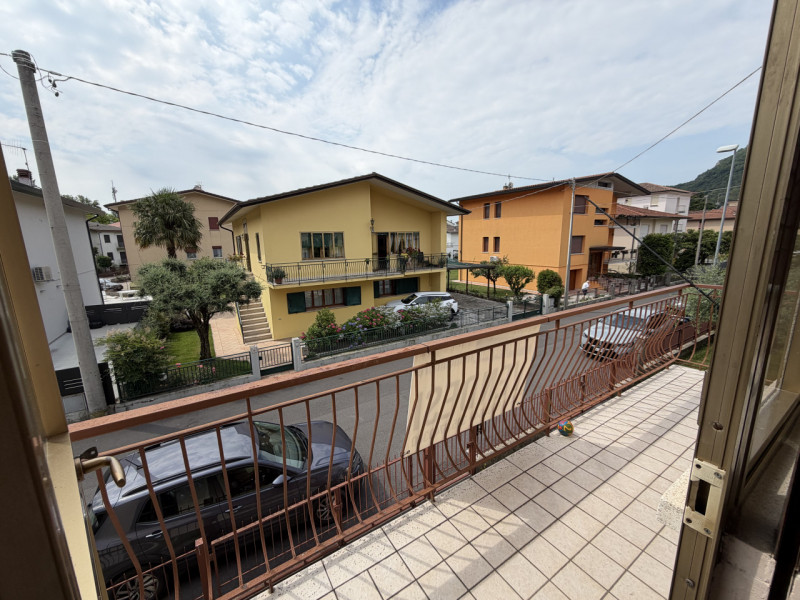 Casa singola formata da due unità immobiliari distinte e autonome, con grande giardino di pertine...