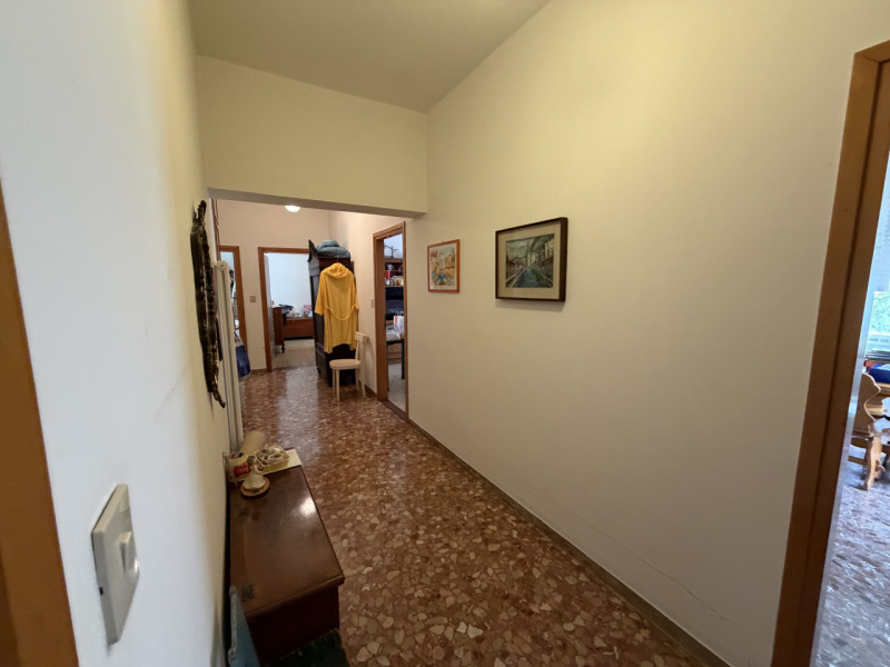 Casa singola formata da due unità immobiliari distinte e autonome, con grande giardino di pertine...