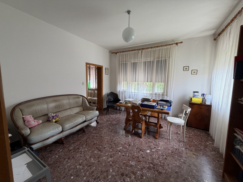 Casa singola formata da due unità immobiliari distinte e autonome, con grande giardino di pertine...