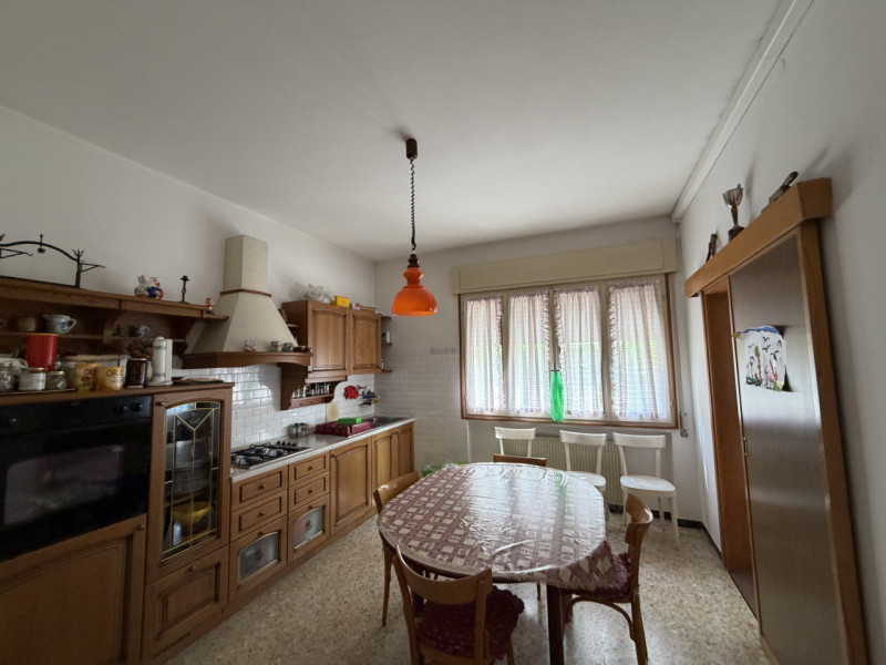 Casa singola formata da due unità immobiliari distinte e autonome, con grande giardino di pertine...