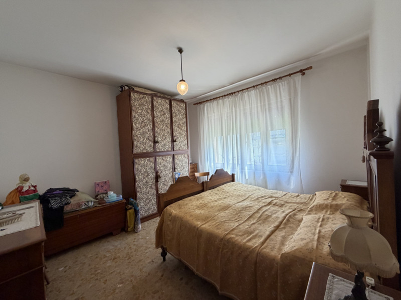 Casa singola formata da due unità immobiliari distinte e autonome, con grande giardino di pertine...