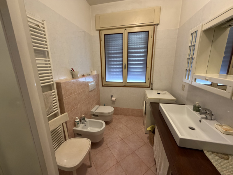 Casa singola formata da due unità immobiliari distinte e autonome, con grande giardino di pertine...