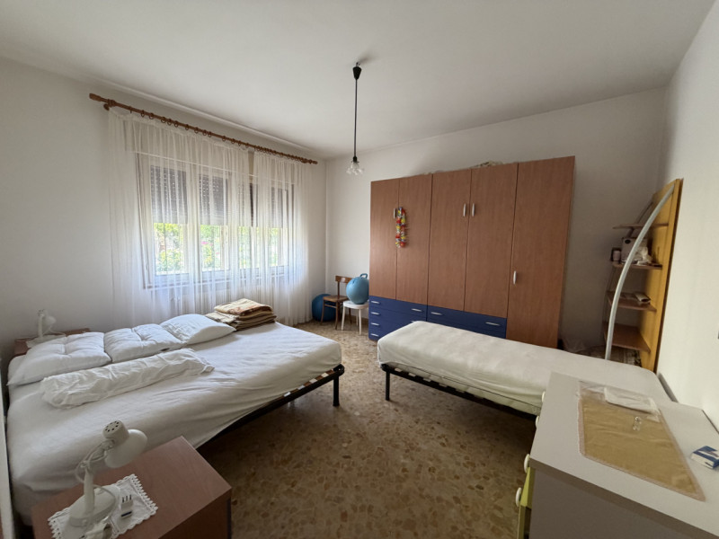 Casa singola formata da due unità immobiliari distinte e autonome, con grande giardino di pertine...