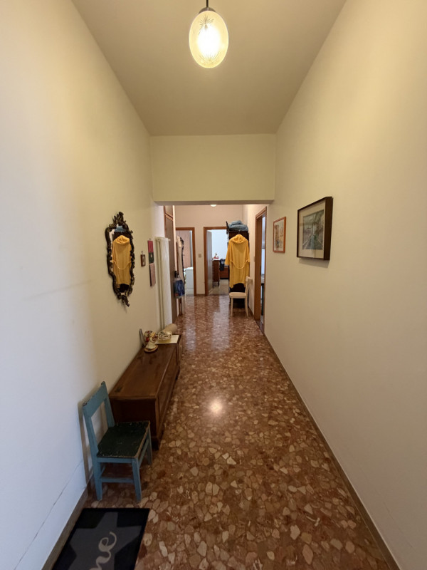Casa singola formata da due unità immobiliari distinte e autonome, con grande giardino di pertine...