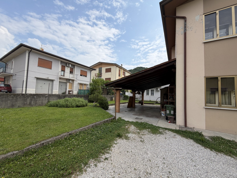 Casa singola formata da due unità immobiliari distinte e autonome, con grande giardino di pertine...