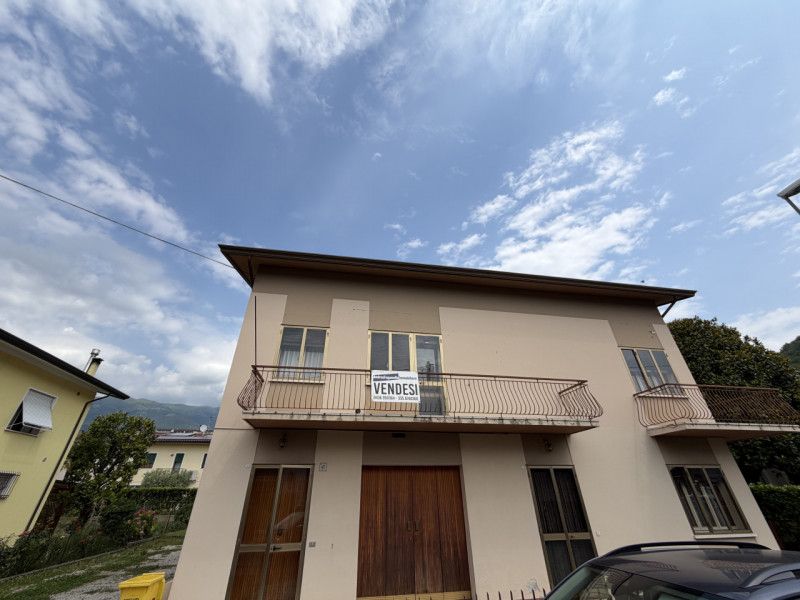 Casa singola formata da due unità immobiliari distinte e autonome, con grande giardino di pertine...