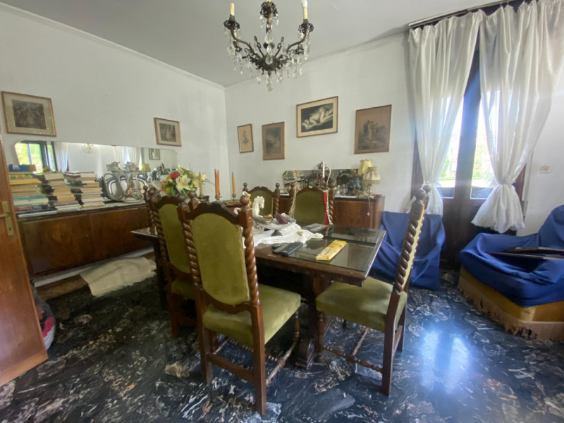 In vendita a Padova, nel rinomato quartiere residenziale di Sacro Cuore, proponiamo una spaziosa ...