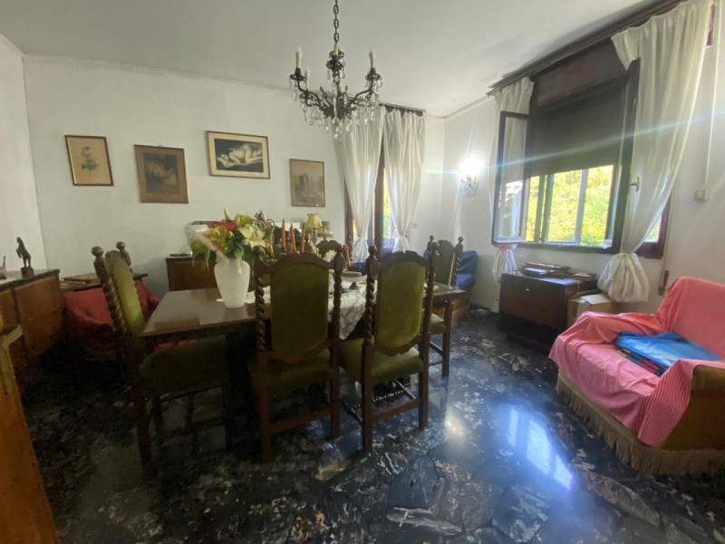 In vendita a Padova, nel rinomato quartiere residenziale di Sacro Cuore, proponiamo una spaziosa ...