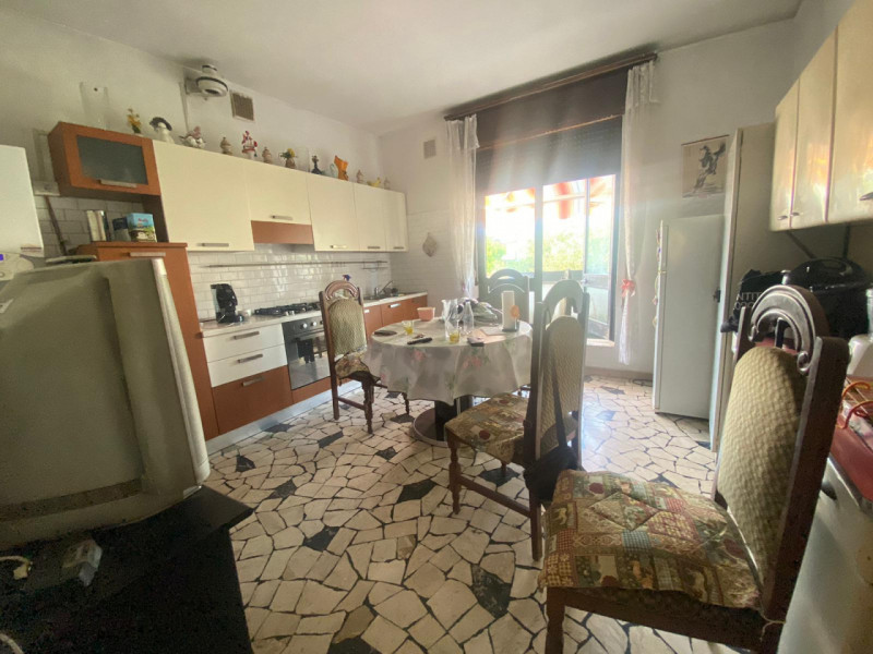 In vendita a Padova, nel rinomato quartiere residenziale di Sacro Cuore, proponiamo una spaziosa ...