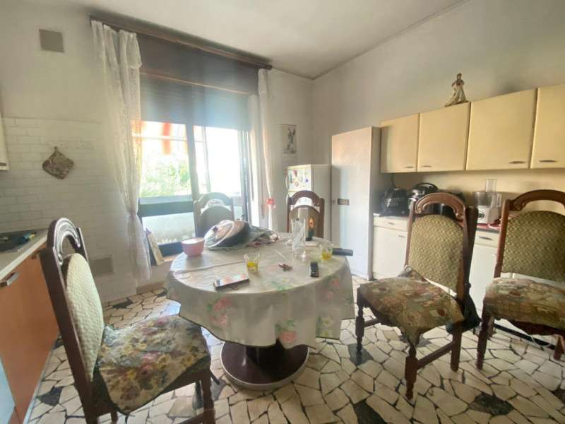 In vendita a Padova, nel rinomato quartiere residenziale di Sacro Cuore, proponiamo una spaziosa ...