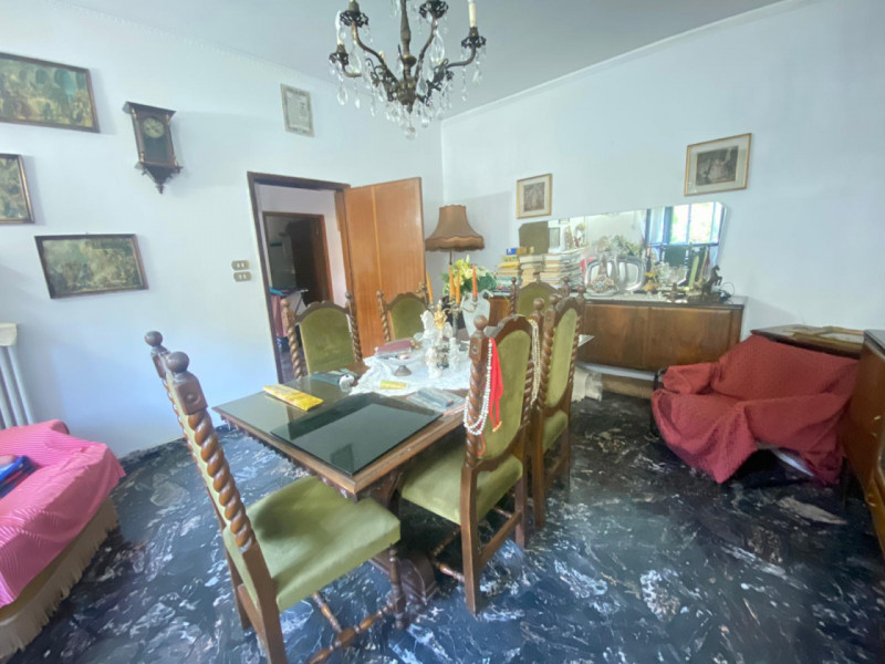 In vendita a Padova, nel rinomato quartiere residenziale di Sacro Cuore, proponiamo una spaziosa ...