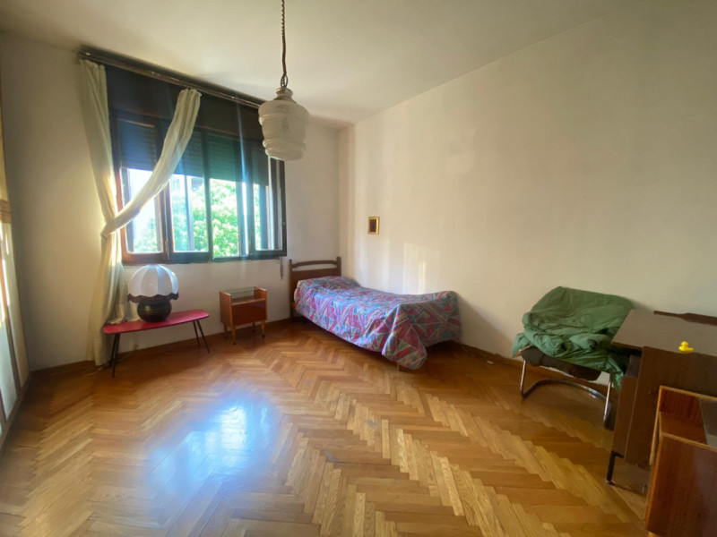 In vendita a Padova, nel rinomato quartiere residenziale di Sacro Cuore, proponiamo una spaziosa ...