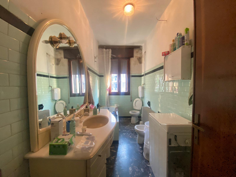 In vendita a Padova, nel rinomato quartiere residenziale di Sacro Cuore, proponiamo una spaziosa ...