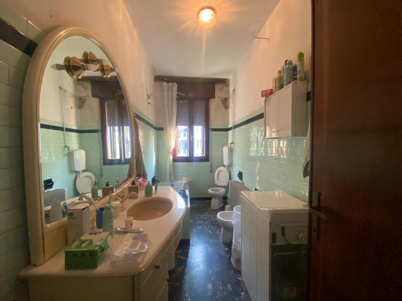 In vendita a Padova, nel rinomato quartiere residenziale di Sacro Cuore, proponiamo una spaziosa ...