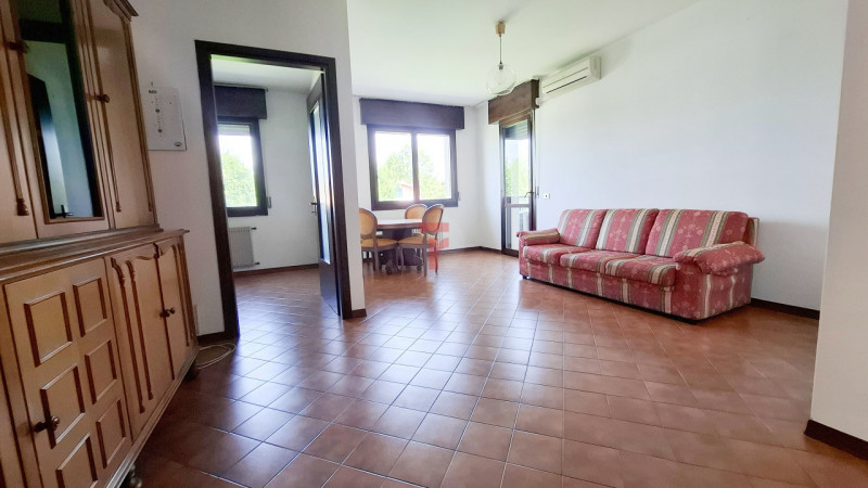 Appartamento trilocale situato a Roncaglia, in un contesto tranquillo e verdeggiante.

La zona è ...