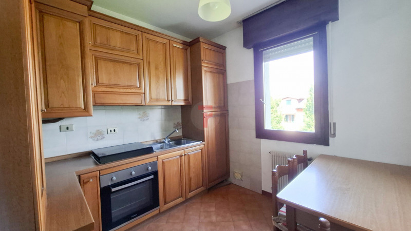 Appartamento trilocale situato a Roncaglia, in un contesto tranquillo e verdeggiante.

La zona è ...