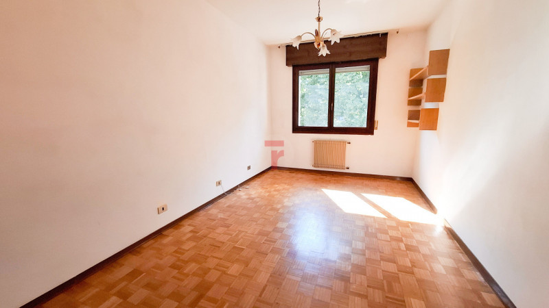 Appartamento trilocale situato a Roncaglia, in un contesto tranquillo e verdeggiante.

La zona è ...