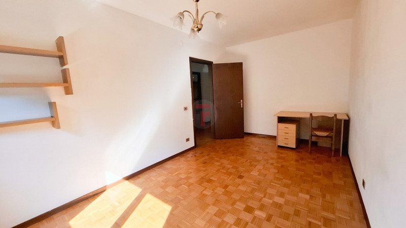 Appartamento trilocale situato a Roncaglia, in un contesto tranquillo e verdeggiante.

La zona è ...
