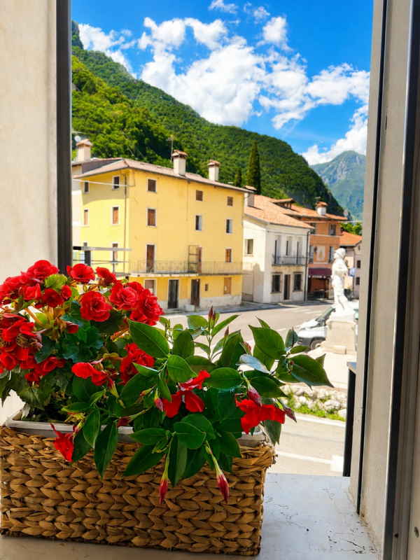 A Oliero di Sotto, nel cuore della Valbrenta, proponiamo in vendita una casa recentemente ristrut...