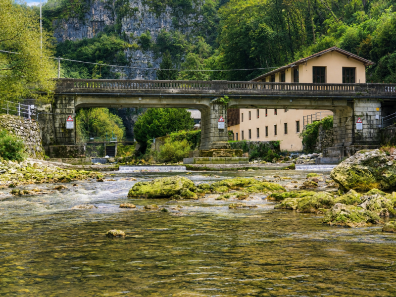 A Oliero di Sotto, nel cuore della Valbrenta, proponiamo in vendita una casa recentemente ristrut...