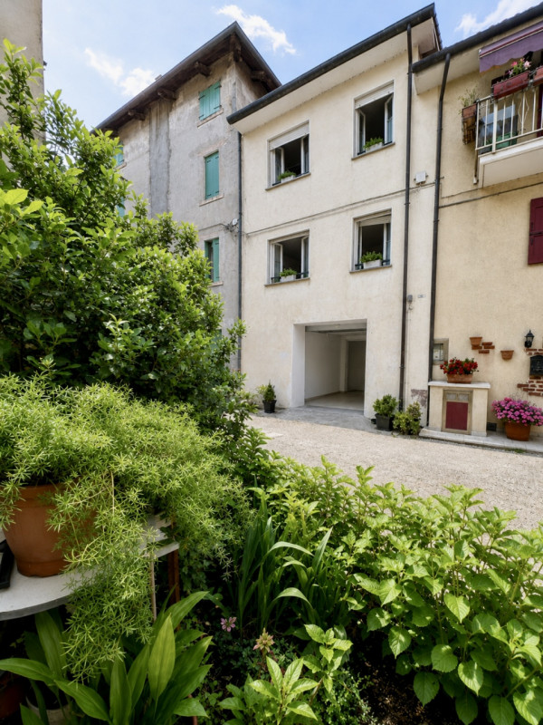 A Oliero di Sotto, nel cuore della Valbrenta, proponiamo in vendita una casa recentemente ristrut...