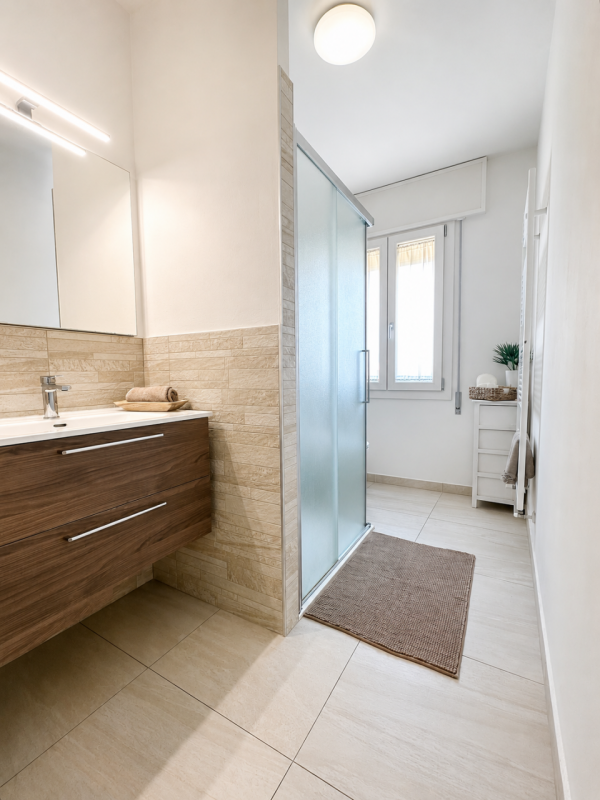 A Oliero di Sotto, nel cuore della Valbrenta, proponiamo in vendita una casa recentemente ristrut...