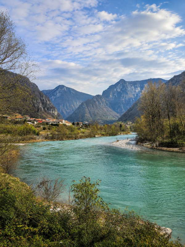 A Oliero di Sotto, nel cuore della Valbrenta, proponiamo in vendita una casa recentemente ristrut...