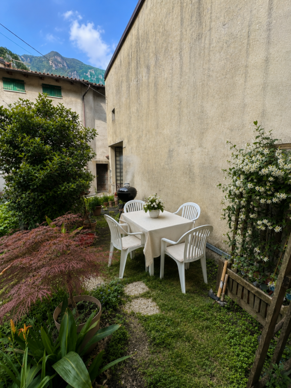 A Oliero di Sotto, nel cuore della Valbrenta, proponiamo in vendita una casa recentemente ristrut...