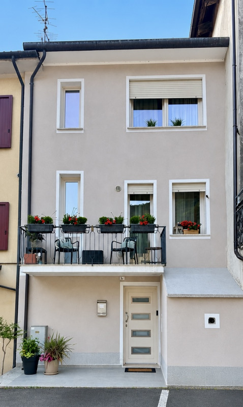 A Oliero di Sotto, nel cuore della Valbrenta, proponiamo in vendita una casa recentemente ristrut...