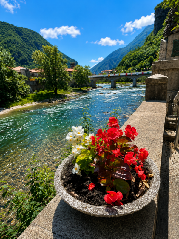A Oliero di Sotto, nel cuore della Valbrenta, proponiamo in vendita una casa recentemente ristrut...