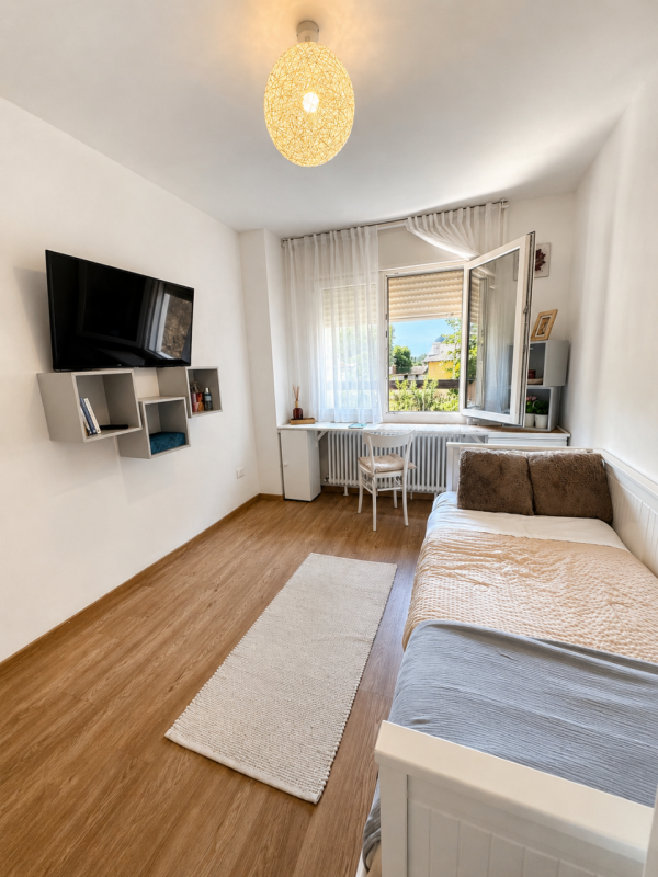 A Oliero di Sotto, nel cuore della Valbrenta, proponiamo in vendita una casa recentemente ristrut...