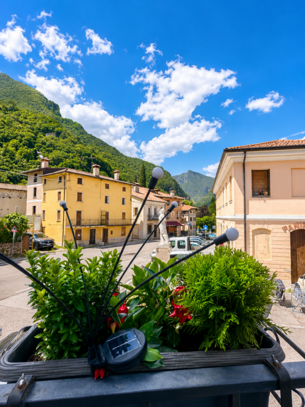A Oliero di Sotto, nel cuore della Valbrenta, proponiamo in vendita una casa recentemente ristrut...
