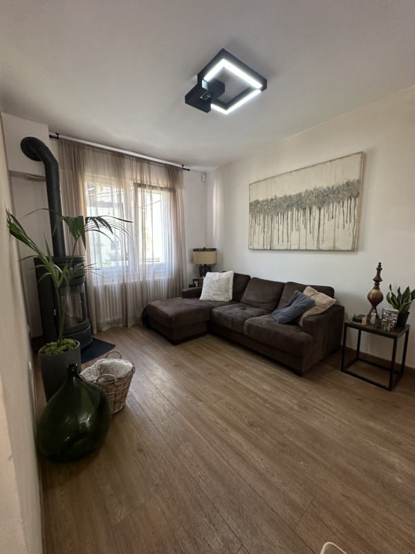 A Oliero di Sotto, nel cuore della Valbrenta, proponiamo in vendita una casa recentemente ristrut...