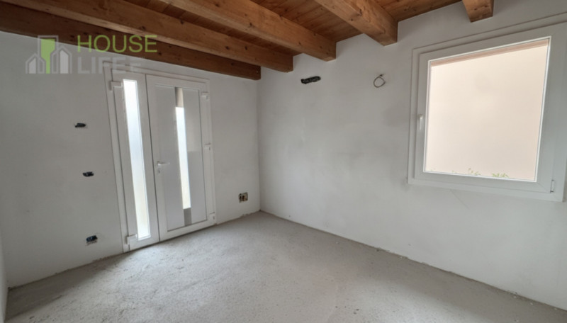 Scopri questa affascinante porzione centrale di casa a schiera situata nella pittoresca zona coll...
