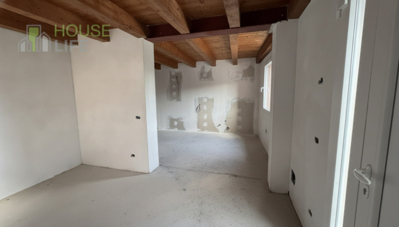 Scopri questa affascinante porzione centrale di casa a schiera situata nella pittoresca zona coll...