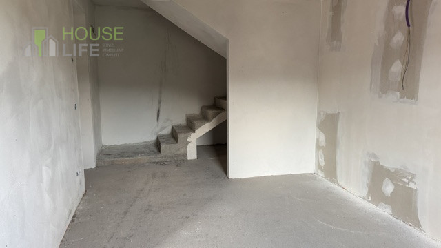 Scopri questa affascinante porzione centrale di casa a schiera situata nella pittoresca zona coll...