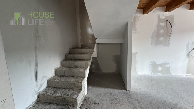 Scopri questa affascinante porzione centrale di casa a schiera situata nella pittoresca zona coll...