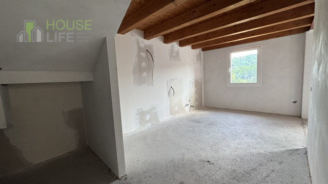 Scopri questa affascinante porzione centrale di casa a schiera situata nella pittoresca zona coll...