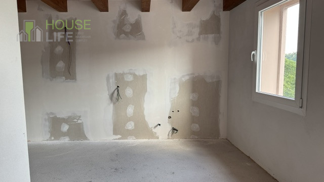 Scopri questa affascinante porzione centrale di casa a schiera situata nella pittoresca zona coll...