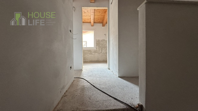 Scopri questa affascinante porzione centrale di casa a schiera situata nella pittoresca zona coll...