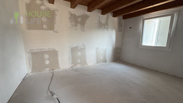 Scopri questa affascinante porzione centrale di casa a schiera situata nella pittoresca zona coll...