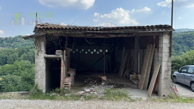Scopri questa affascinante porzione centrale di casa a schiera situata nella pittoresca zona coll...