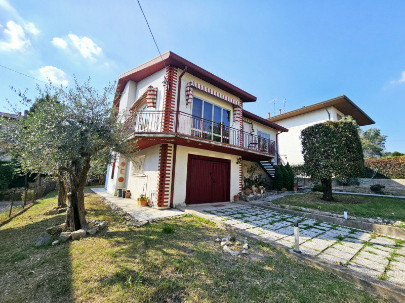 A Este, nella ricercata zona residenziale di Meggiaro Alto, proponiamo casa singola con generosi ...