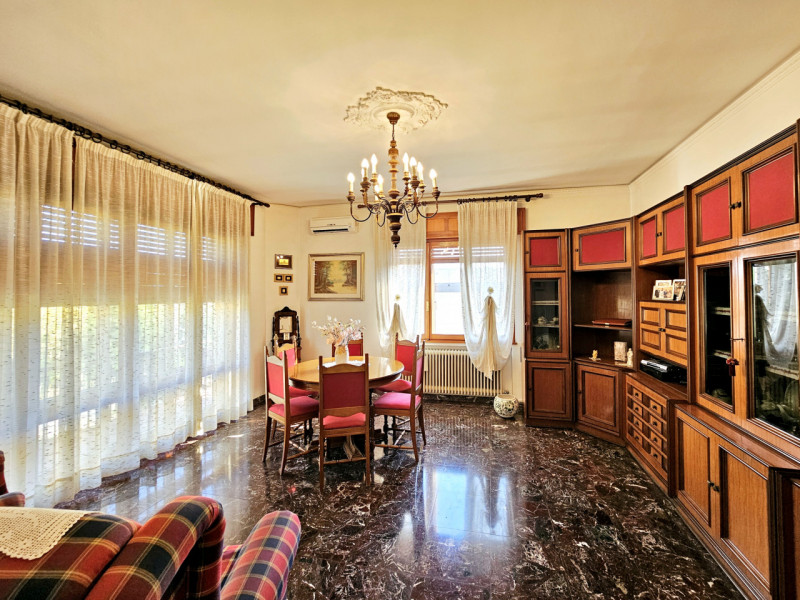 A Este, nella ricercata zona residenziale di Meggiaro Alto, proponiamo casa singola con generosi ...