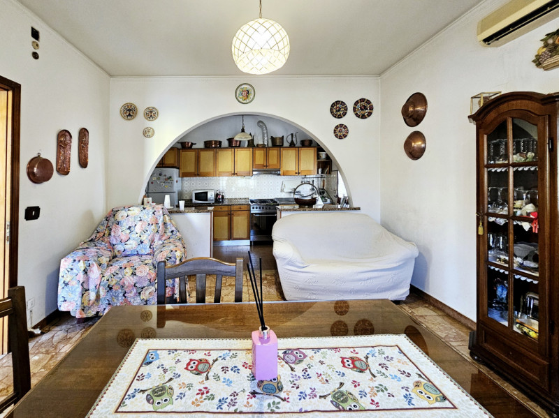 A Este, nella ricercata zona residenziale di Meggiaro Alto, proponiamo casa singola con generosi ...