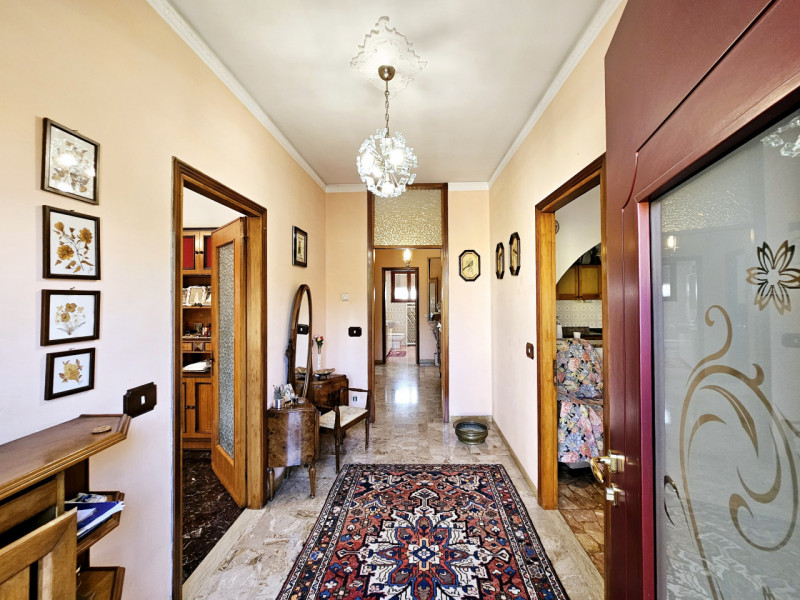 A Este, nella ricercata zona residenziale di Meggiaro Alto, proponiamo casa singola con generosi ...