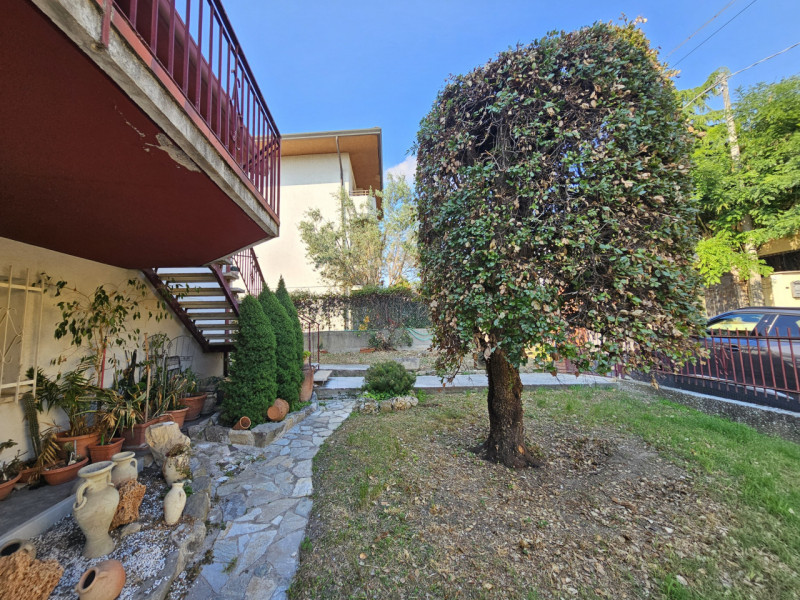A Este, nella ricercata zona residenziale di Meggiaro Alto, proponiamo casa singola con generosi ...