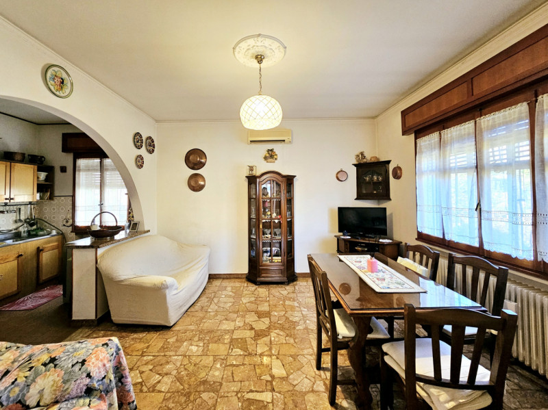A Este, nella ricercata zona residenziale di Meggiaro Alto, proponiamo casa singola con generosi ...