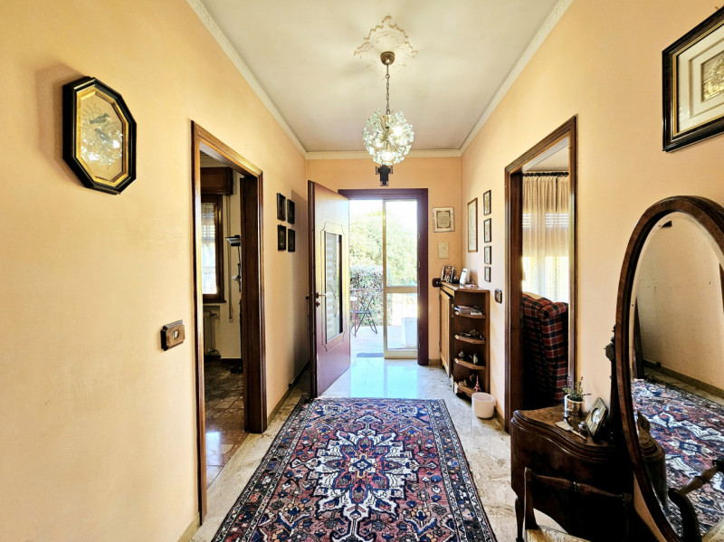 A Este, nella ricercata zona residenziale di Meggiaro Alto, proponiamo casa singola con generosi ...